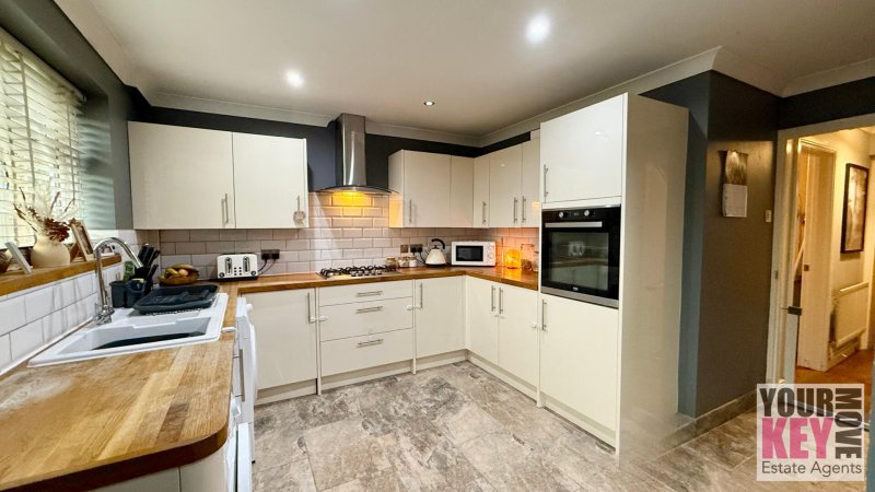 3 bedroom house in Hollands Avenue, Folkestone, Kent CT19 6PN