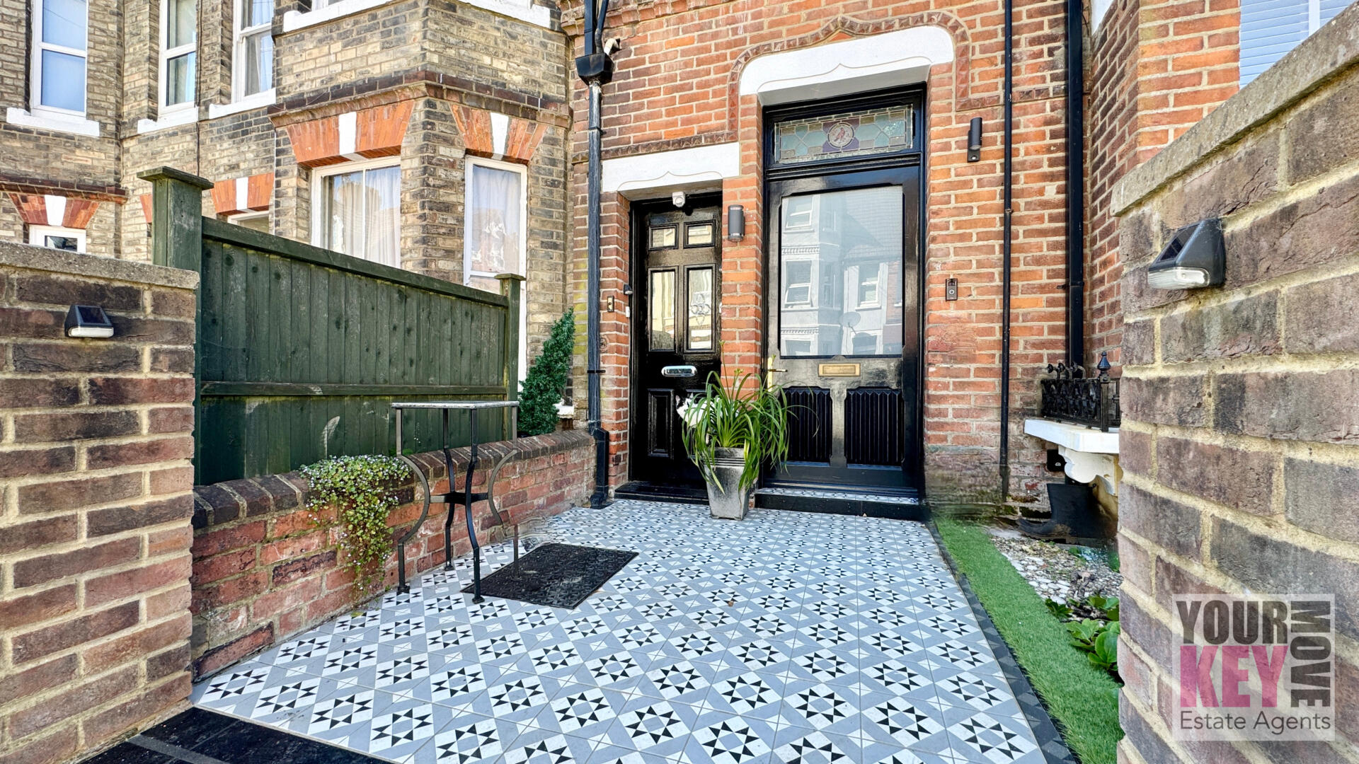 2 bedroom house in Broadmead Road, Folkestone, Kent CT19 5AW