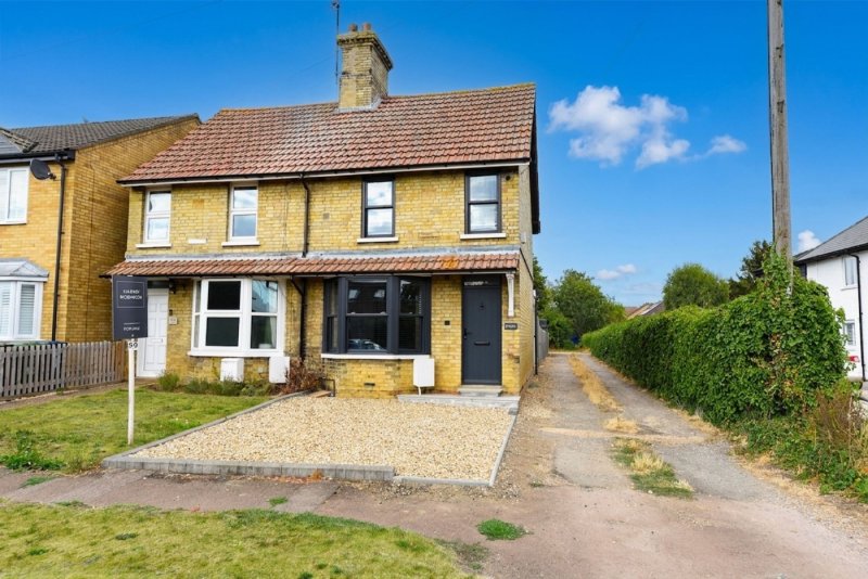 3 bedroom house in Sapley Road, Hartford