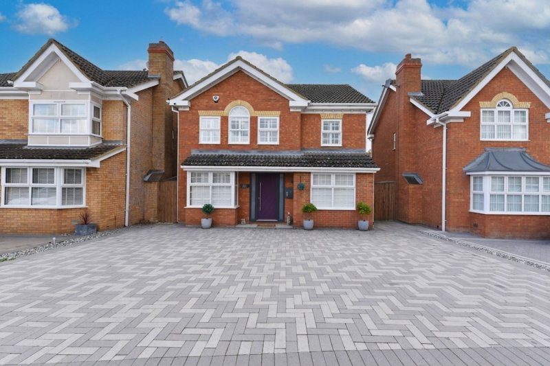 4 bedroom house in Foxglove Drive, Biggleswade