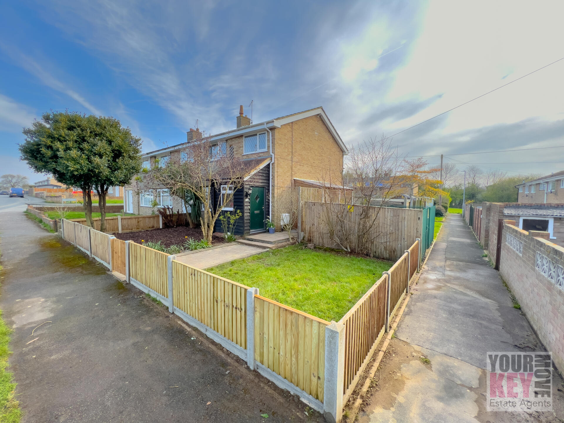 3 bedroom house in Hill Crescent, Aylesham, Canterbury, Kent CT3 3DQ