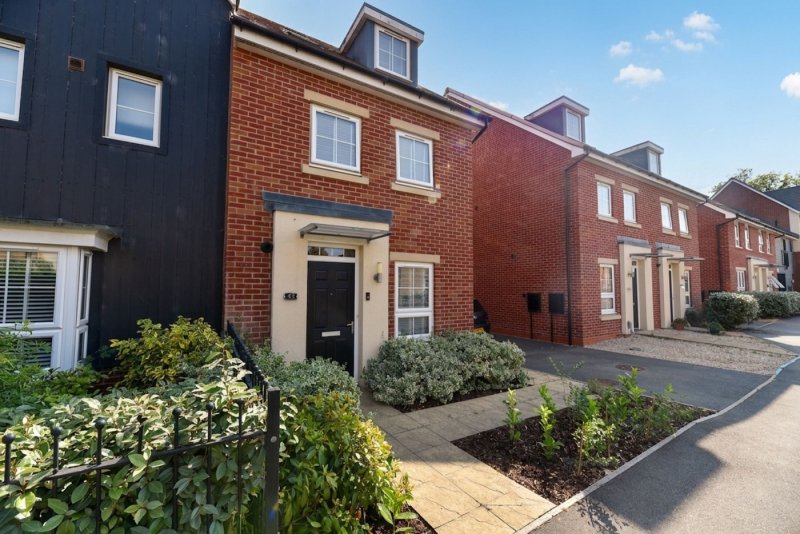 3 bedroom house in Knights Way, St. Ives