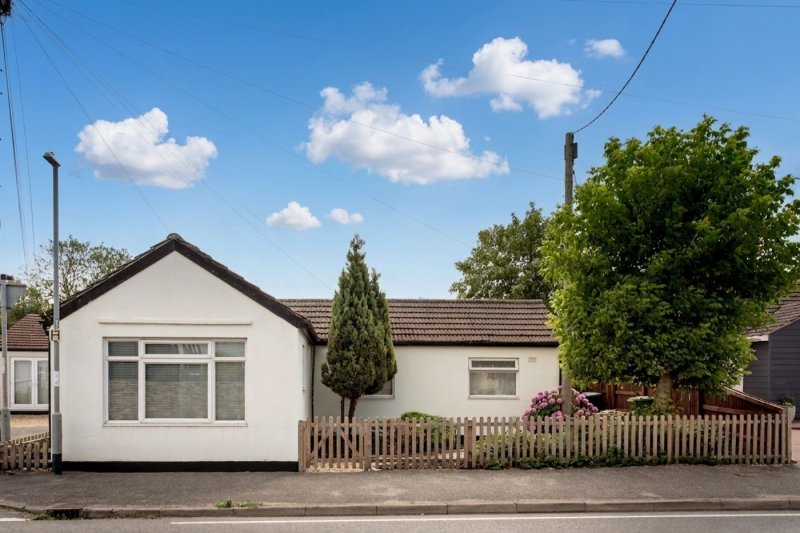 4 bedroom bungalow in High Street, Needingworth