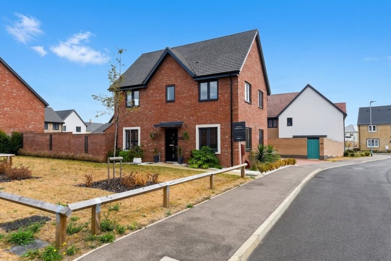 3 bedroom house in Sayer Drive, Alconbury Weald