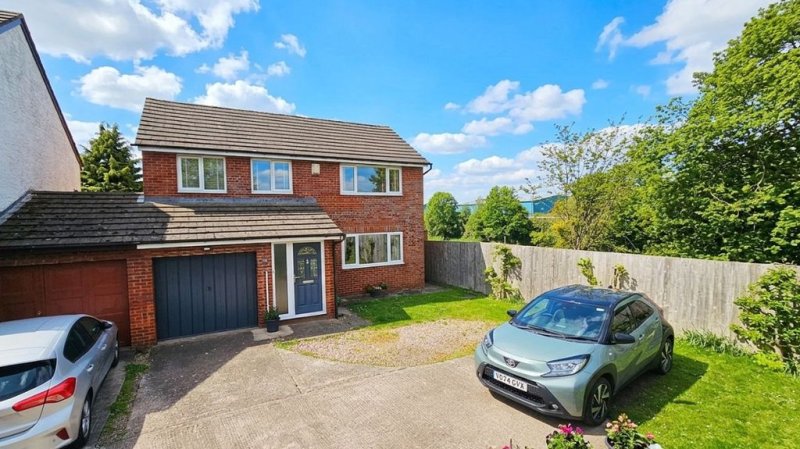 3 bedroom detached in Westbury Close, Lower Bullingham
