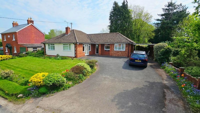 3 bedroom detached in Brampton Road, Madley