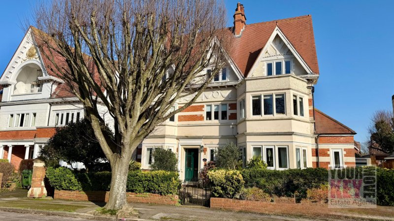 2 bedroom house in Grimston Gardens, Folkestone, Kent CT20 2PU