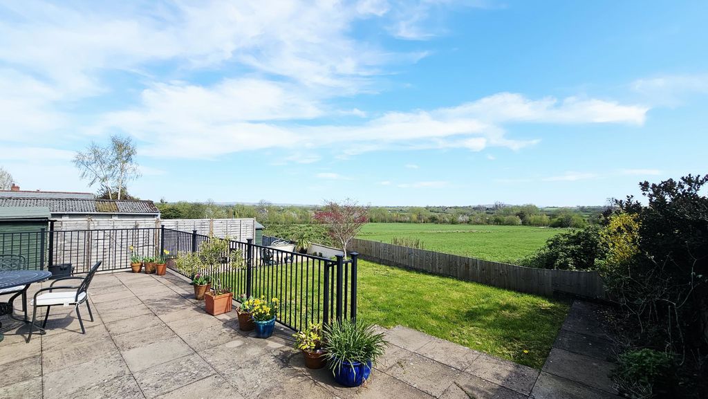 3 bedroom detached in Aylestone Hill