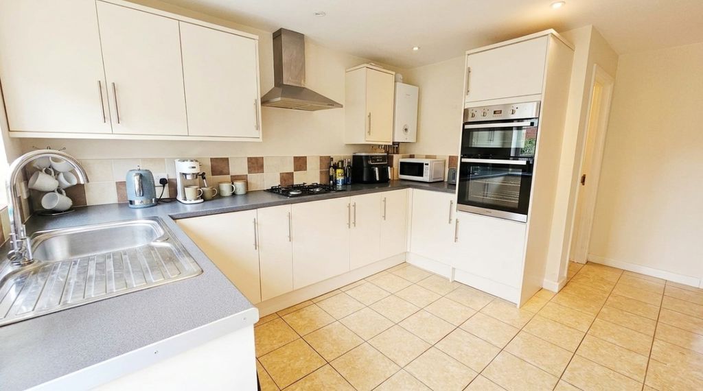 3 bedroom detached in Windsor Street, Whitecross