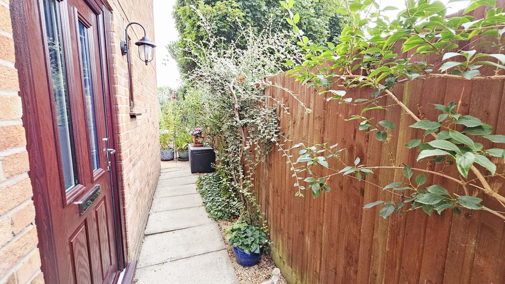 4 bedroom detached in Pennine Close, Kings Acre