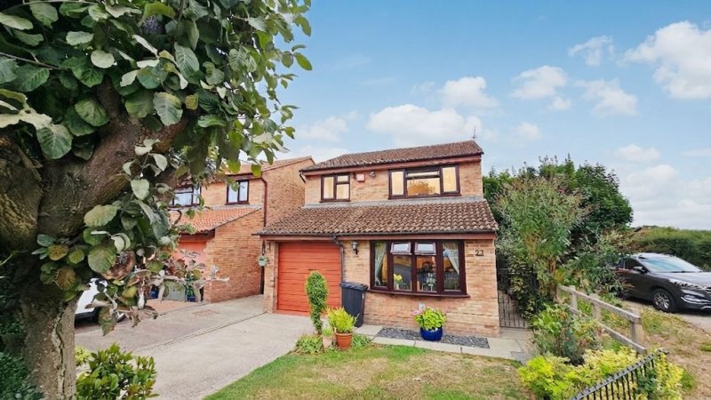 4 bedroom detached in Pennine Close, Kings Acre