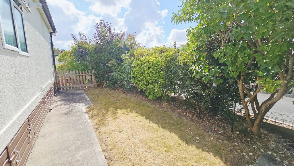 2 bedroom detached in Kings Acre Road