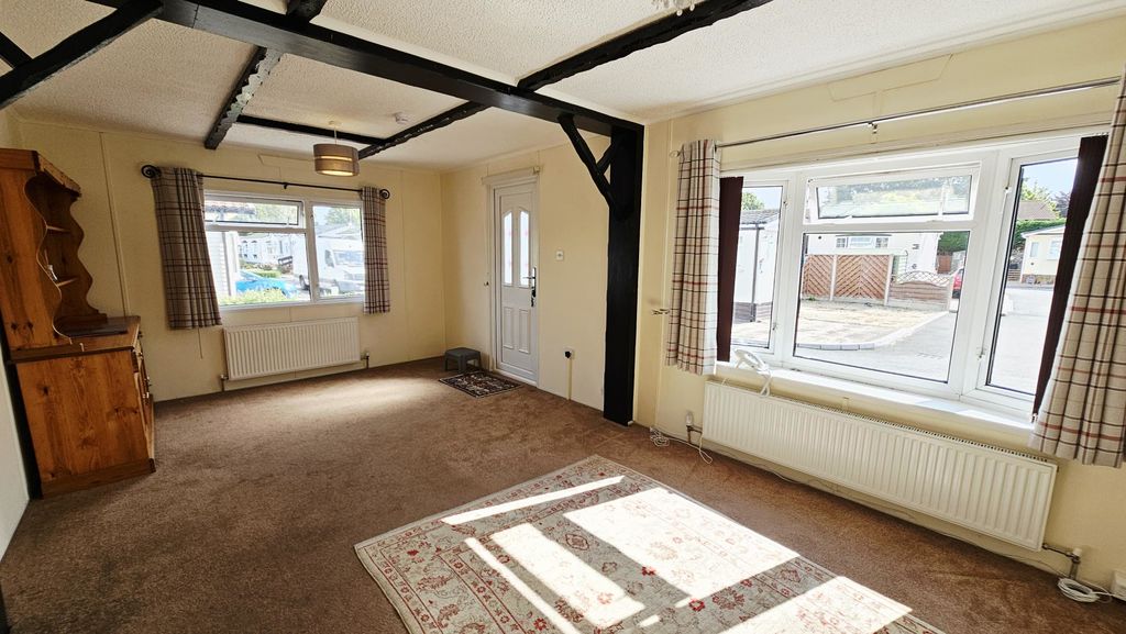 2 bedroom detached in Kings Acre Road