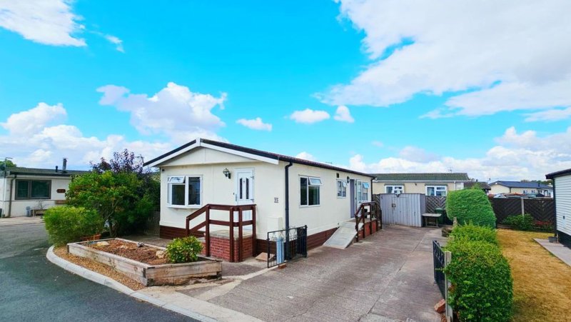 2 bedroom detached in Kings Acre Road