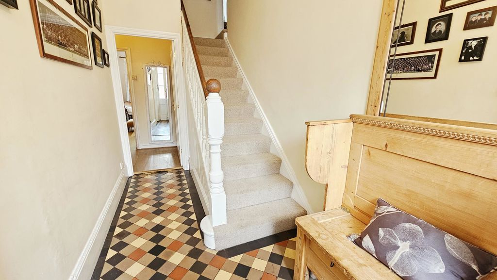 5 bedroom house in Nelson Street, St James