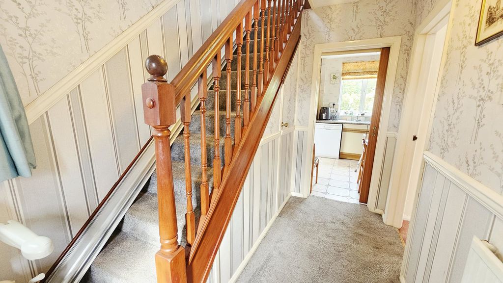3 bedroom house in Quarry Road, Tupsley