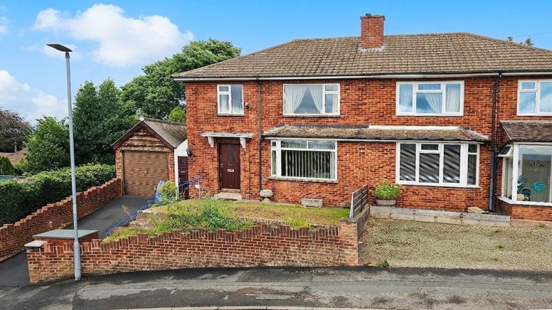 3 bedroom house in Quarry Road, Tupsley