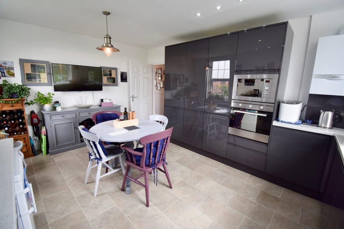 2 bedroom house in Dixwell Road, Folkestone