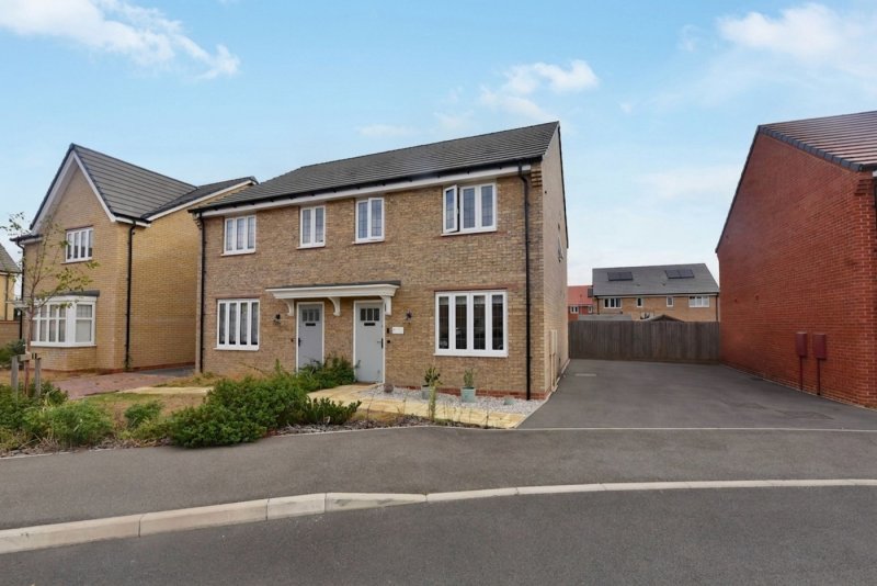 3 bedroom house in Copper Drive, Little Paxton