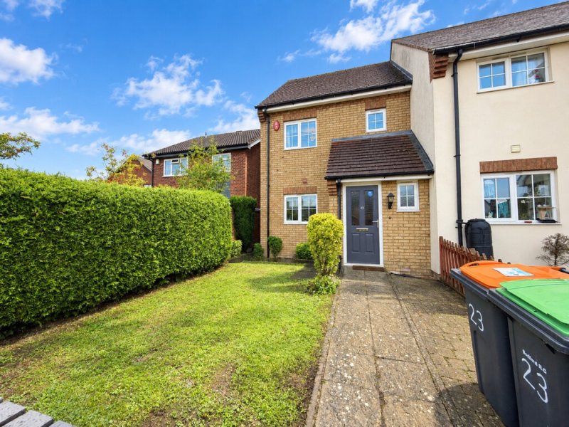 3 bedroom mid terraced house in Bedford Road, Great Barford