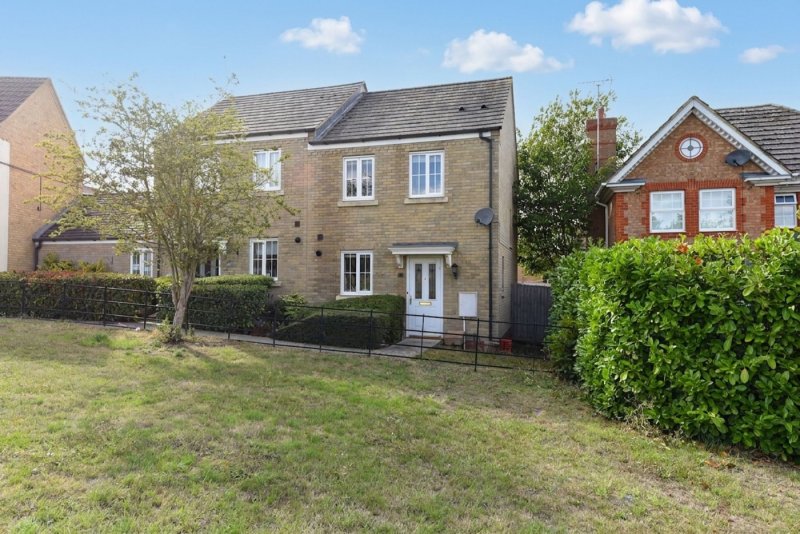 2 bedroom house in The Glades, Huntingdon