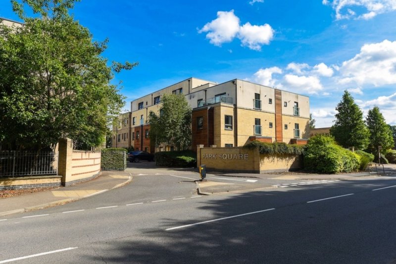 2 bedroom flat in Brookside, Park Square Brookside