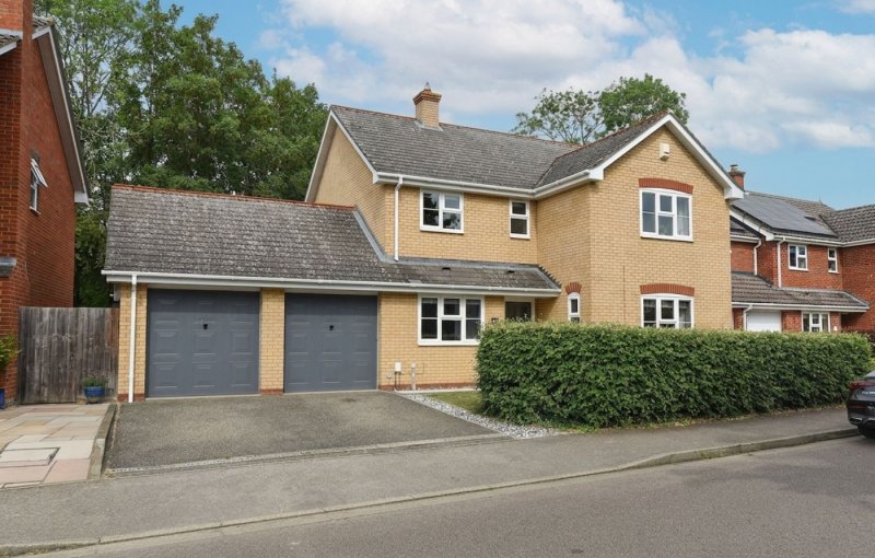 4 bedroom house in Centenary Way, Brampton
