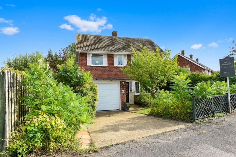 3 bedroom house in Girton Crescent, Hartford