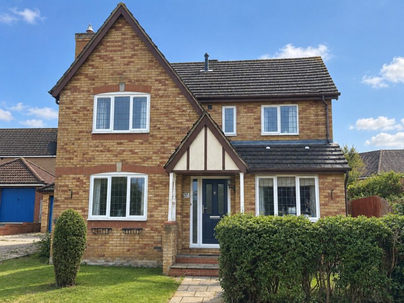 4 bedroom detached house in Parkway, Hinchingbrooke