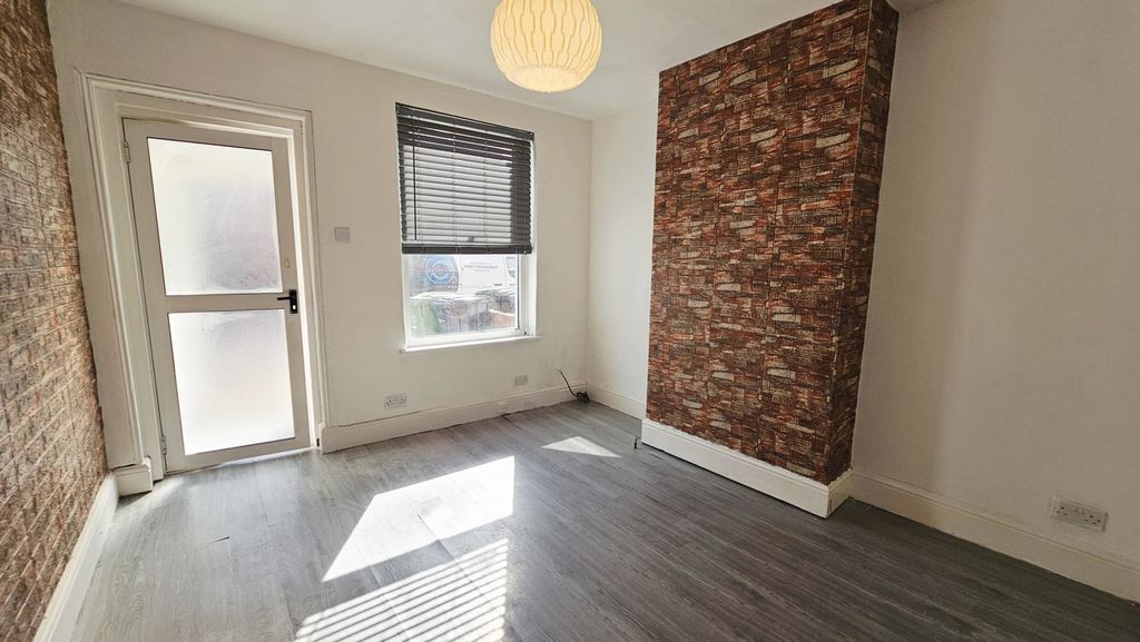 2 bedroom house in Park Street, St James