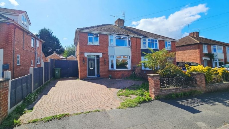 3 bedroom detached in Web Tree Avenue