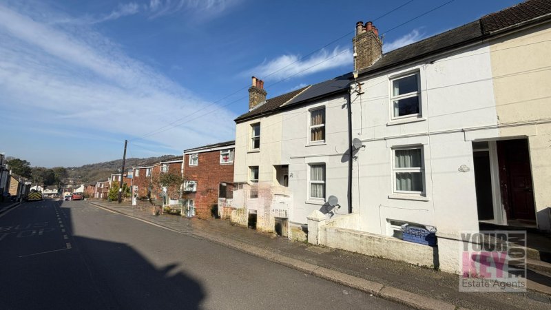 3 bedroom house in Hillside Road, Dover, Kent, CT17 0JQ