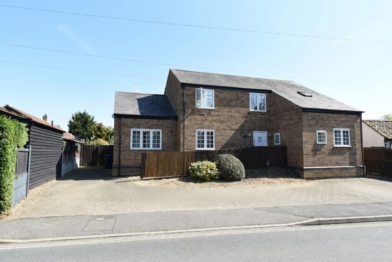 6 bedroom house in Rusts Lane, Alconbury