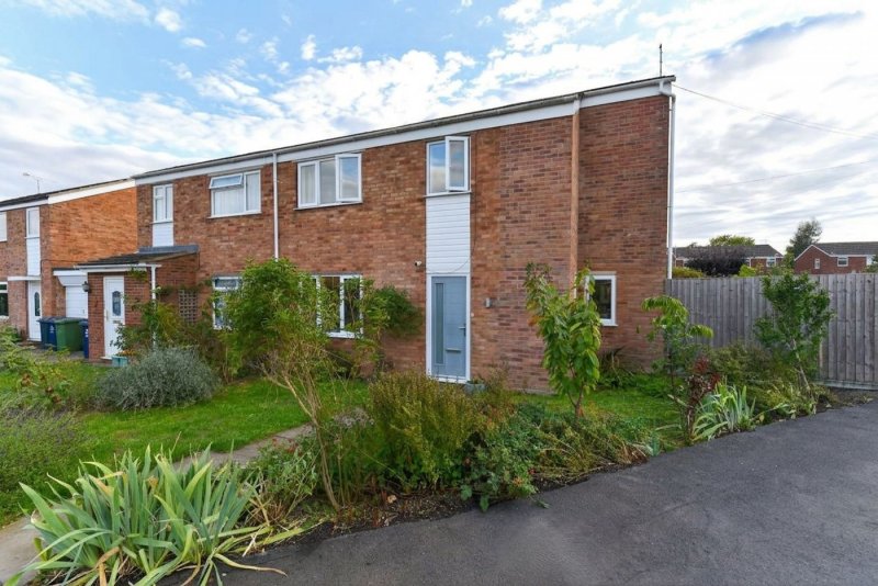 4 bedroom house in Stirling Road, St. Ives