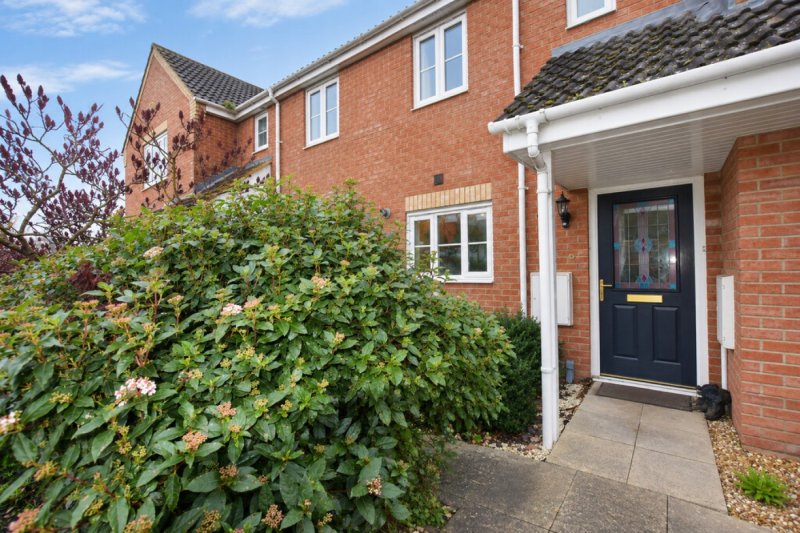 2 bedroom mid terraced house in Fox Hole Close, Warboys