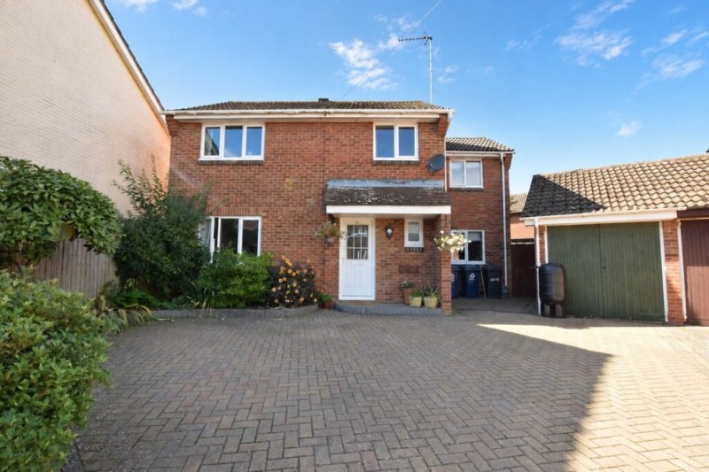 4 bedroom detached house in Wheatsheaf Road, Alconbury Weston