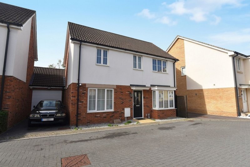 3 bedroom house in Bargroves Avenue, St. Neots