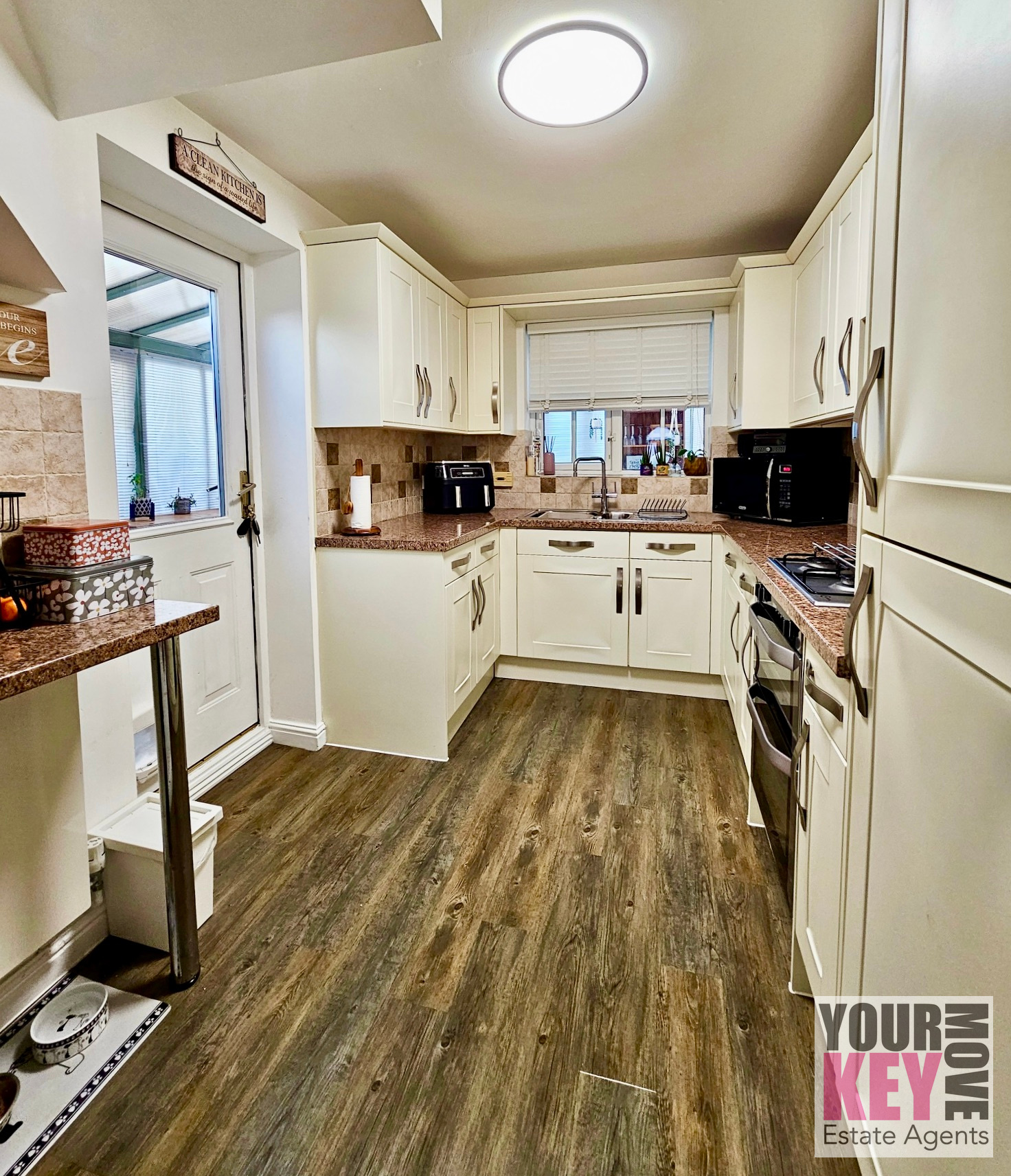 3 bedroom house in Le Roux Close, Hawkinge, Folkestone, Kent, CT18 7PH