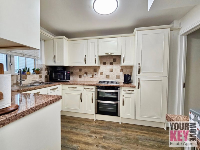 3 bedroom house in Le Roux Close, Hawkinge, Folkestone, Kent, CT18 7PH