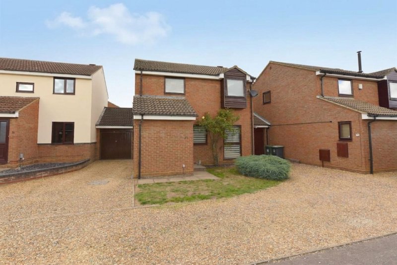 4 bedroom house in Mountbatten Drive, Biggleswade