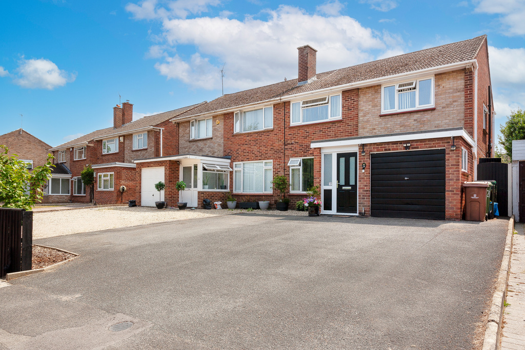 4 bedroom Semi-detached - Miserden Road, Cheltenham, Gloucestershire