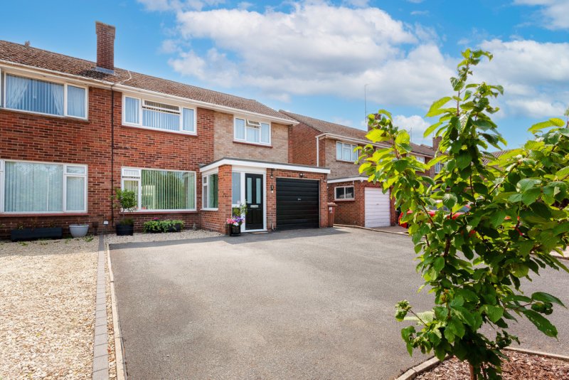4 bedroom Semi-detached - Miserden Road, Cheltenham, Gloucestershire