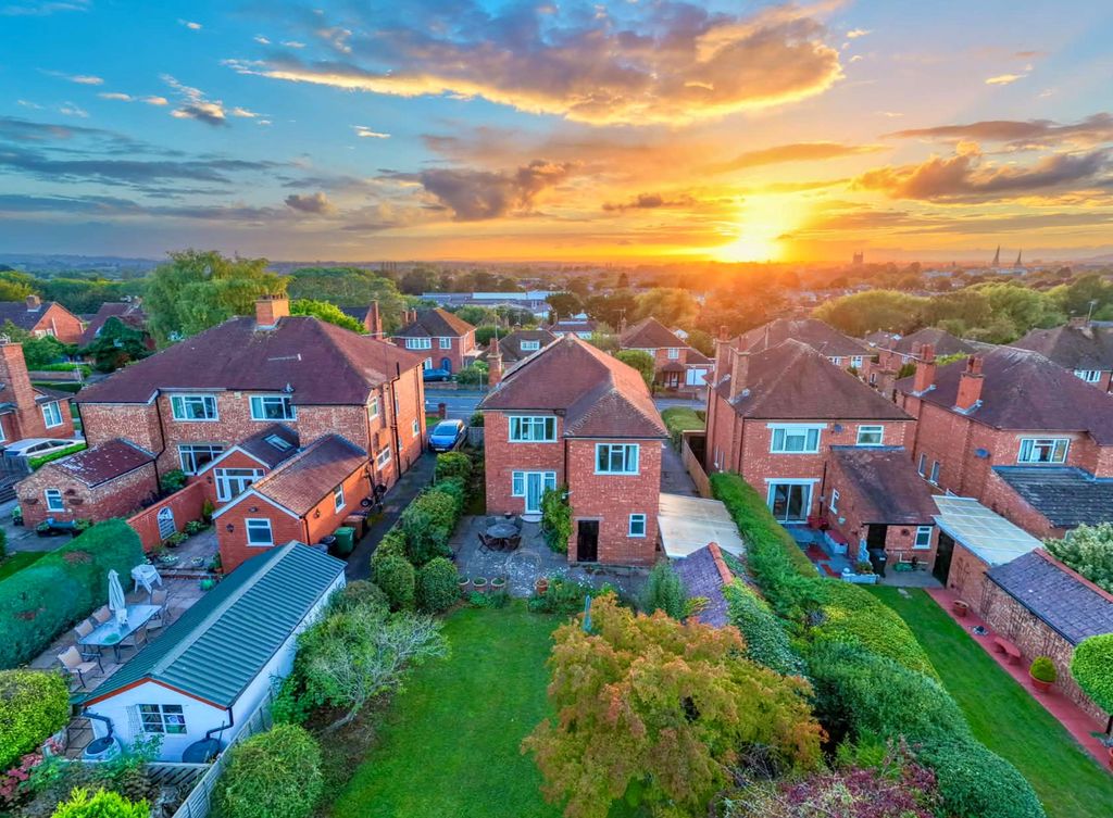4 bedroom detached in Lichfield Avenue, Tupsley