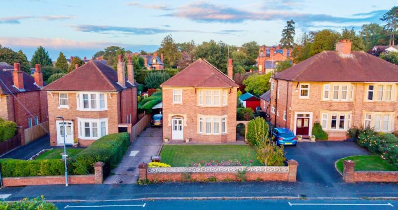 4 bedroom detached in Lichfield Avenue, Tupsley