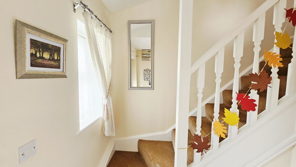 3 bedroom property in Foxwhelp Close, Whitecross