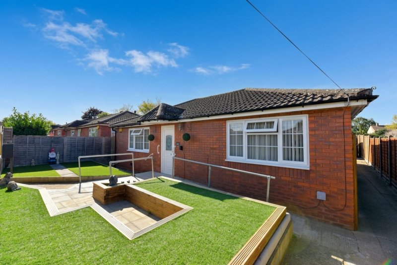 3 bedroom bungalow in West Walk, Biggleswade