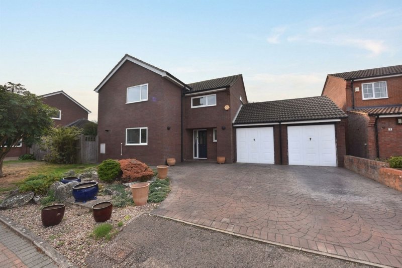 4 bedroom house in Ford Close, Eaton Ford