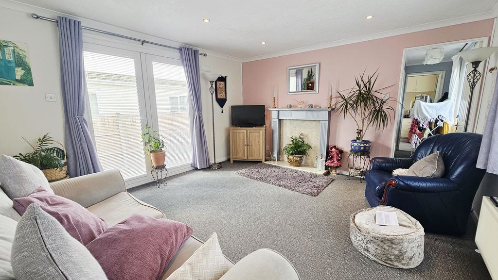 2 bedroom detached in Off Kings Acre Road