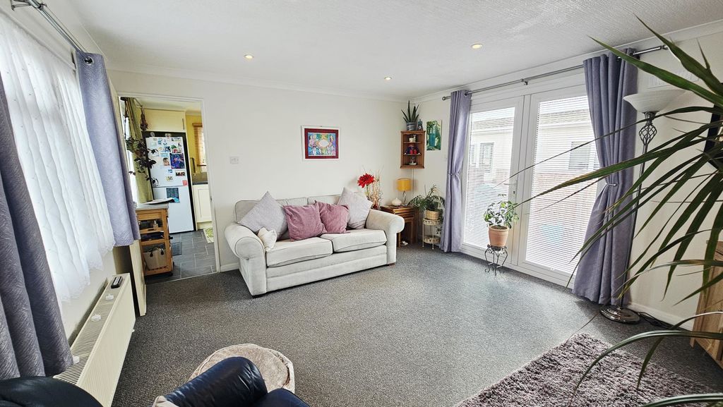 2 bedroom detached in Off Kings Acre Road