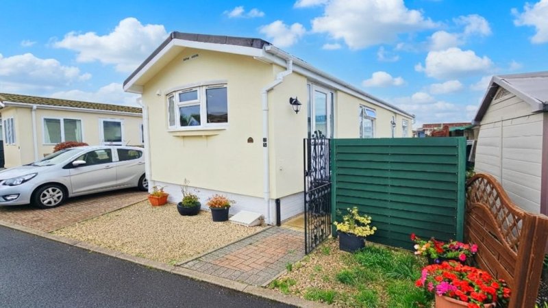 2 bedroom detached in Off Kings Acre Road